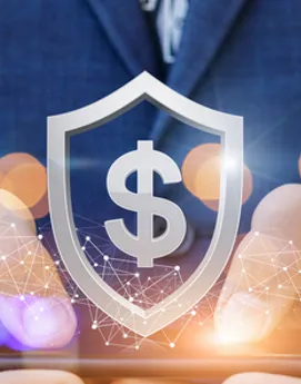 Al frente un simbolo que representa seguridad y al fondo una persona de traje que representa seguros empresariales